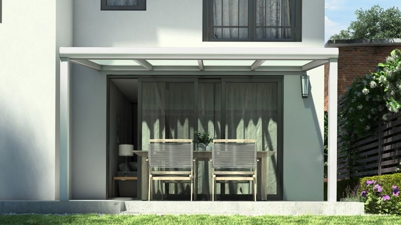 Vista Frontale di una Veranda moderna bianco 9016, dimensioni 4,06 x 2,5 metri con tetto in vetro opale. Pergola/Gazebo elegante e resistente alle intemperie, ideale per spazi esterni raffinati e confortevoli, offre protezione UV ed è facile da montare.