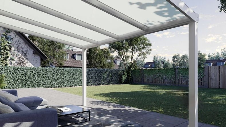 Vista Inferiore di una Veranda moderna bianco 9016, dimensioni 4,06 x 2,5 metri con tetto in vetro opale. Pergola/Gazebo elegante e resistente alle intemperie, ideale per spazi esterni raffinati e confortevoli, offre protezione UV ed è facile da montare.