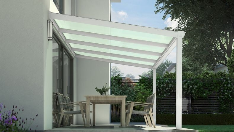 Vista laterale di una Veranda moderna bianco 9016, dimensioni 4,06 x 2,5 metri con tetto in vetro opale. Pergola/Gazebo elegante e resistente alle intemperie, ideale per spazi esterni raffinati e confortevoli, offre protezione UV ed è facile da montare.