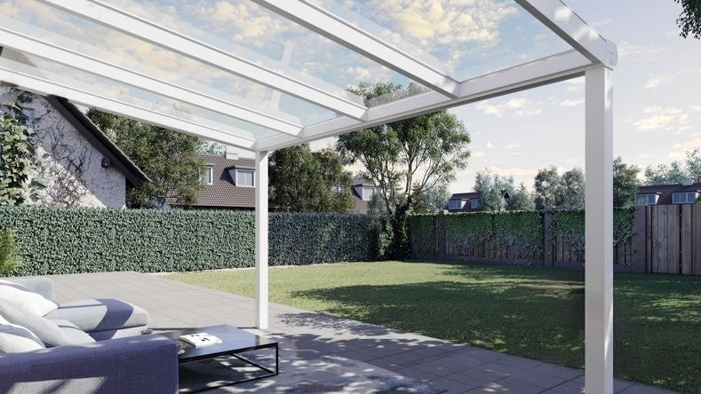 Vista Inferiore di una Veranda moderna bianco 9016, dimensioni 4,06 x 2,5 metri con tetto in vetro trasparente. Pergola/Gazebo elegante e resistente alle intemperie, ideale per spazi esterni raffinati e confortevoli, offre protezione UV ed è facile da montare.