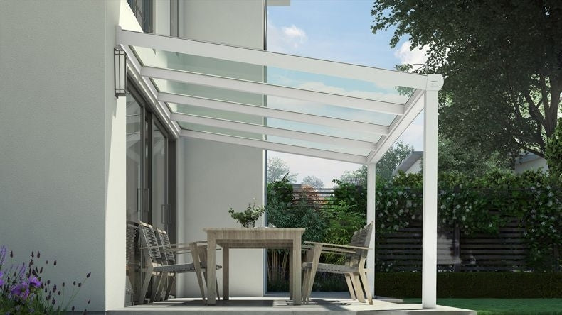 Vista laterale di una Veranda moderna bianco 9016, dimensioni 4,06 x 2,5 metri con tetto in vetro trasparente. Pergola/Gazebo elegante e resistente alle intemperie, ideale per spazi esterni raffinati e confortevoli, offre protezione UV ed è facile da montare.