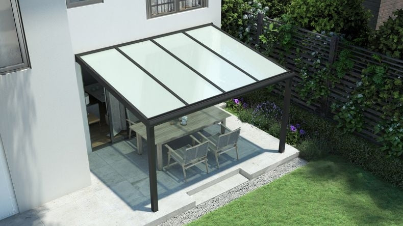 Vista dall'alto di una Veranda moderna nero 9005, dimensioni 4,06 x 2,5 metri con tetto in vetro opale. Pergola/Gazebo elegante e resistente alle intemperie, ideale per spazi esterni raffinati e confortevoli, offre protezione UV ed è facile da montare.