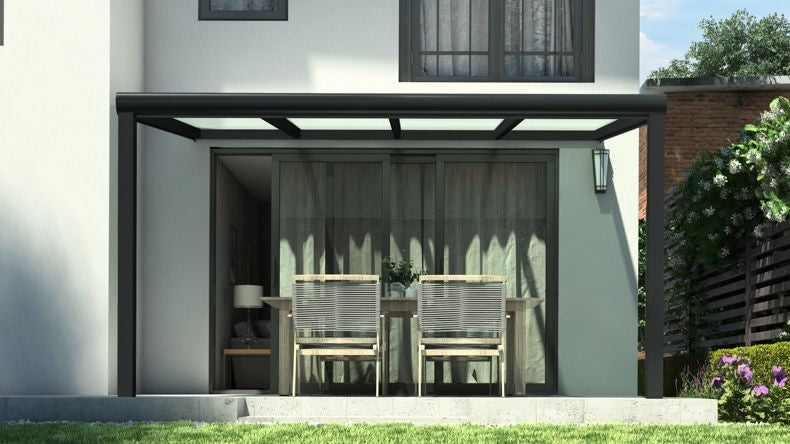 Vista Frontale di una Veranda moderna nero 9005, dimensioni 4,06 x 2,5 metri con tetto in vetro opale. Pergola/Gazebo elegante e resistente alle intemperie, ideale per spazi esterni raffinati e confortevoli, offre protezione UV ed è facile da montare.