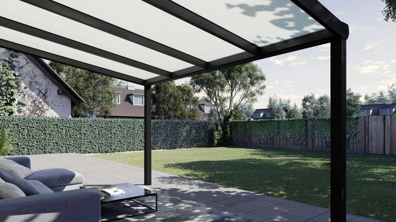 Vista Inferiore di una Veranda moderna nero 9005, dimensioni 4,06 x 2,5 metri con tetto in vetro opale. Pergola/Gazebo elegante e resistente alle intemperie, ideale per spazi esterni raffinati e confortevoli, offre protezione UV ed è facile da montare.