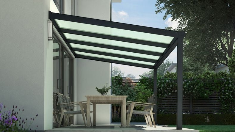 Vista laterale di una Veranda moderna nero 9005, dimensioni 4,06 x 2,5 metri con tetto in vetro opale. Pergola/Gazebo elegante e resistente alle intemperie, ideale per spazi esterni raffinati e confortevoli, offre protezione UV ed è facile da montare.