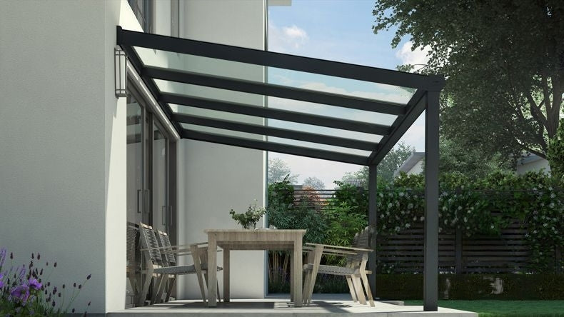 Vista Inferiore di una Veranda moderna nero 9005, dimensioni 5,06 x 2,5 metri con tetto in vetro trasparente. Pergola/Gazebo elegante e resistente alle intemperie, ideale per spazi esterni raffinati e confortevoli, offre protezione UV ed è facile da montare.