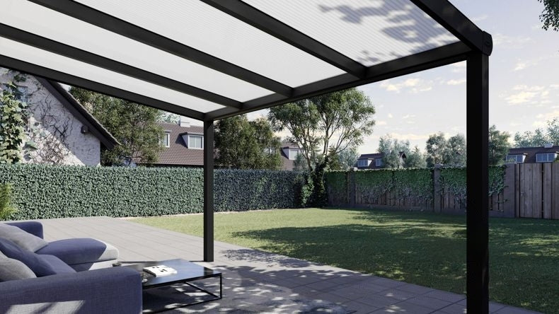 Vista Inferiore di una Veranda moderna nero 9005, dimensioni 4,06 x 3,0 metri con tetto in policarbonato opale. Pergola/Gazebo elegante e resistente alle intemperie, ideale per spazi esterni raffinati e confortevoli, offre protezione UV ed è facile da montare.