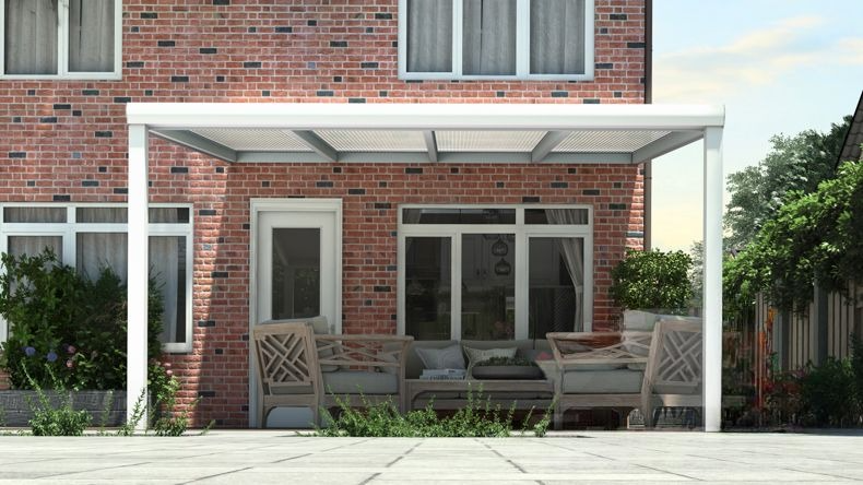 Vista Frontale di una Veranda moderna bianco 9016, dimensioni 4,06 x 3,5 metri con tetto in policarbonato opale. Pergola/Gazebo elegante e resistente alle intemperie, ideale per spazi esterni raffinati e confortevoli, offre protezione UV ed è facile da montare.