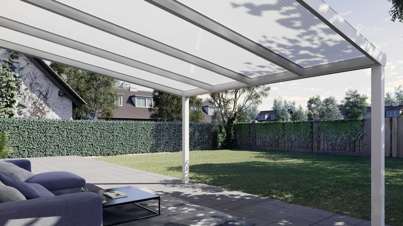 Vista Inferiore di una Veranda moderna bianco 9016, dimensioni 4,06 x 3,5 metri con tetto in policarbonato opale. Pergola/Gazebo elegante e resistente alle intemperie, ideale per spazi esterni raffinati e confortevoli, offre protezione UV ed è facile da montare.