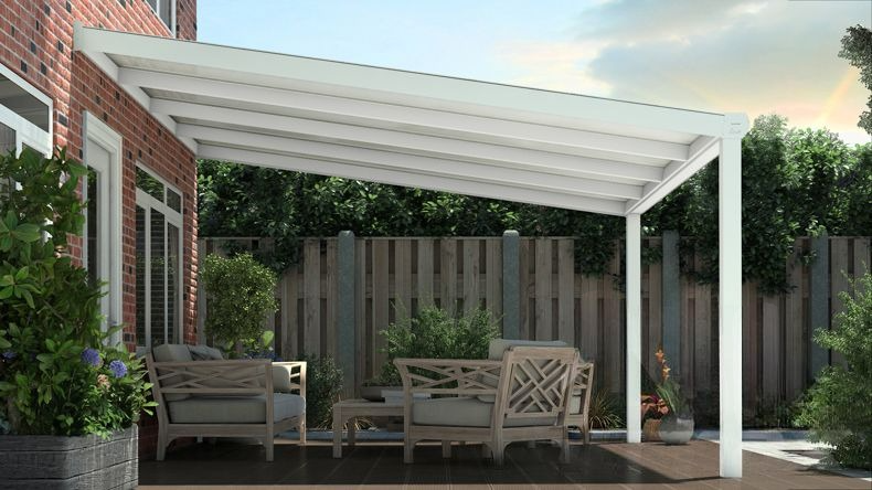 Vista laterale di una Veranda moderna bianco 9016, dimensioni 4,06 x 3,5 metri con tetto in policarbonato opale. Pergola/Gazebo elegante e resistente alle intemperie, ideale per spazi esterni raffinati e confortevoli, offre protezione UV ed è facile da montare.