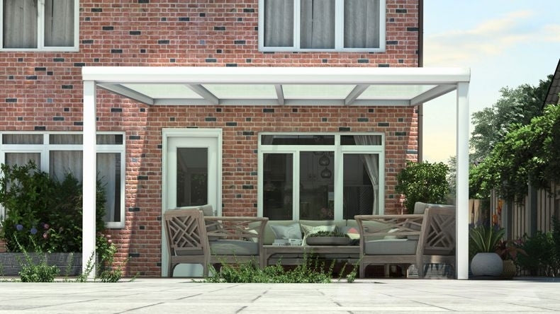 Vista Frontale di una Veranda moderna bianco 9016, dimensioni 4,06 x 3,5 metri con tetto in vetro opale. Pergola/Gazebo elegante e resistente alle intemperie, ideale per spazi esterni raffinati e confortevoli, offre protezione UV ed è facile da montare.