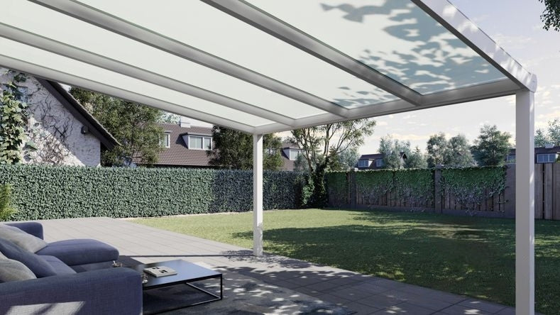 Vista Inferiore di una Veranda moderna bianco 9016, dimensioni 4,06 x 3,5 metri con tetto in vetro opale. Pergola/Gazebo elegante e resistente alle intemperie, ideale per spazi esterni raffinati e confortevoli, offre protezione UV ed è facile da montare.