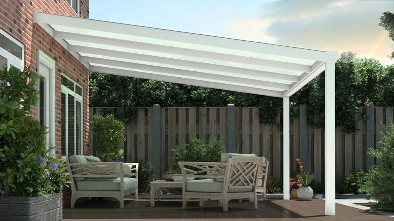 Vista laterale di una Veranda moderna bianco 9016, dimensioni 4,06 x 3,5 metri con tetto in vetro opale. Pergola/Gazebo elegante e resistente alle intemperie, ideale per spazi esterni raffinati e confortevoli, offre protezione UV ed è facile da montare.