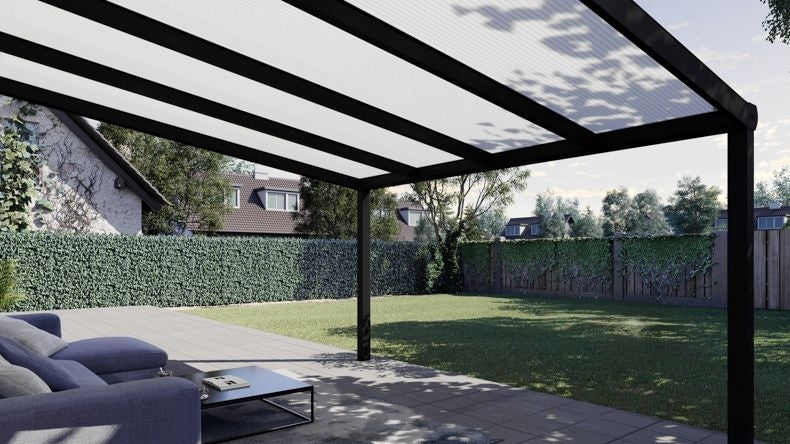 Vista Inferiore di una Veranda moderna nero 9005, dimensioni 4,06 x 3,5 metri con tetto in policarbonato opale. Pergola/Gazebo elegante e resistente alle intemperie, ideale per spazi esterni raffinati e confortevoli, offre protezione UV ed è facile da montare.