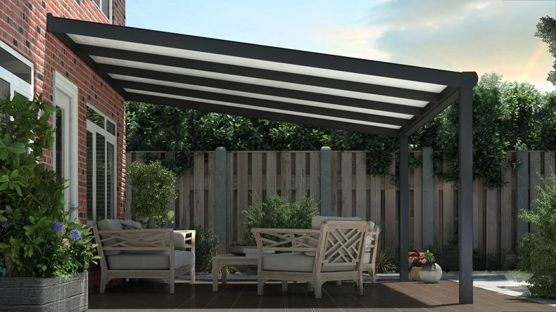 Vista laterale di una Veranda moderna nero 9005, dimensioni 4,06 x 3,5 metri con tetto in policarbonato opale. Pergola/Gazebo elegante e resistente alle intemperie, ideale per spazi esterni raffinati e confortevoli, offre protezione UV ed è facile da montare.