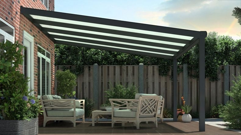 Vista laterale di una Veranda moderna nero 9005, dimensioni 4,06 x 3,5 metri con tetto in vetro opale. Pergola/Gazebo elegante e resistente alle intemperie, ideale per spazi esterni raffinati e confortevoli, offre protezione UV ed è facile da montare.