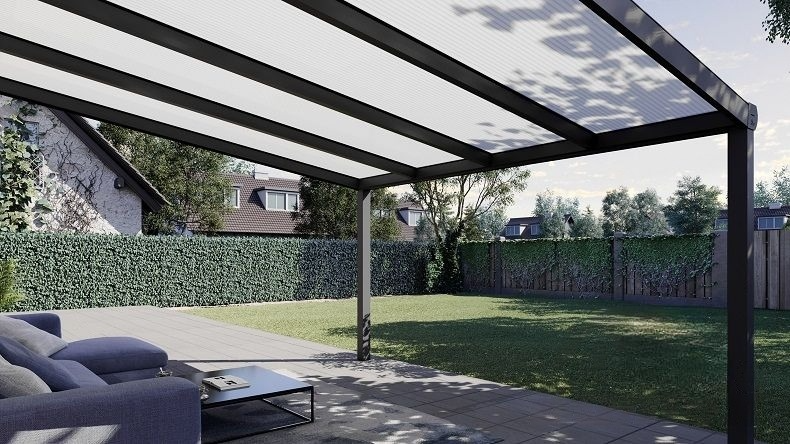 Vista Inferiore di una Veranda moderna antracite 7016, dimensioni 4,06 x 4,0 metri con tetto in policarbonato opale. Pergola/Gazebo elegante e resistente alle intemperie, ideale per spazi esterni raffinati e confortevoli, offre protezione UV ed è facile da montare.