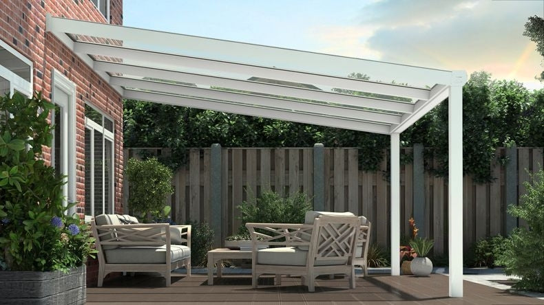 Vista laterale di una Veranda moderna bianco 9016, dimensioni 4,06 x 4,0 metri con tetto in vetro trasparente. Pergola/Gazebo elegante e resistente alle intemperie, ideale per spazi esterni raffinati e confortevoli, offre protezione UV ed è facile da montare.