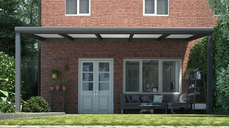 Vista Frontale di una Veranda moderna antracite 7016, dimensioni 5,06 x 2,5 metri con tetto in policarbonato opale. Pergola/Gazebo elegante e resistente alle intemperie, ideale per spazi esterni raffinati e confortevoli, offre protezione UV ed è facile da montare.