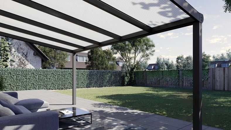 Vista Inferiore di una Veranda moderna antracite 7016, dimensioni 5,06 x 2,5 metri con tetto in policarbonato opale. Pergola/Gazebo elegante e resistente alle intemperie, ideale per spazi esterni raffinati e confortevoli, offre protezione UV ed è facile da montare.