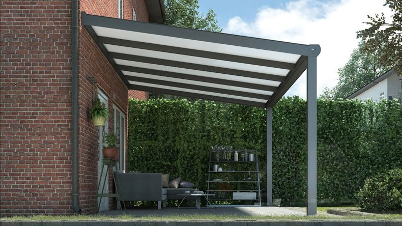 Vista laterale di una Veranda moderna antracite 7016, dimensioni 5,06 x 2,5 metri con tetto in policarbonato opale. Pergola/Gazebo elegante e resistente alle intemperie, ideale per spazi esterni raffinati e confortevoli, offre protezione UV ed è facile da montare.