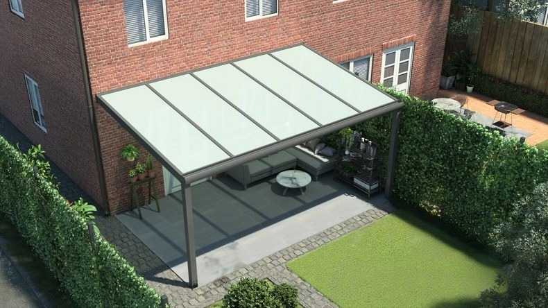 Vista dall'alto di una Veranda moderna antracite 7016, dimensioni 5,06 x 2,5 metri con tetto in vetro opale. Pergola/Gazebo elegante e resistente alle intemperie, ideale per spazi esterni raffinati e confortevoli, offre protezione UV ed è facile da montare.