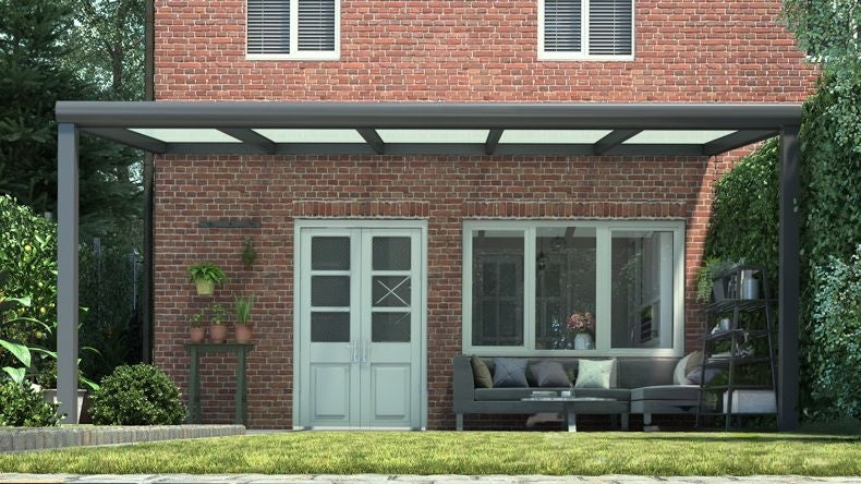 Vista Frontale di una Veranda moderna antracite 7016, dimensioni 5,06 x 2,5 metri con tetto in vetro opale. Pergola/Gazebo elegante e resistente alle intemperie, ideale per spazi esterni raffinati e confortevoli, offre protezione UV ed è facile da montare.