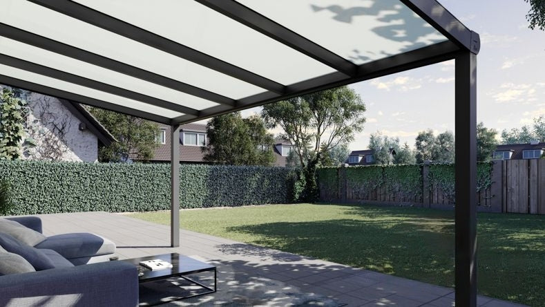 Vista Inferiore di una Veranda moderna antracite 7016, dimensioni 5,06 x 2,5 metri con tetto in vetro opale. Pergola/Gazebo elegante e resistente alle intemperie, ideale per spazi esterni raffinati e confortevoli, offre protezione UV ed è facile da montare.