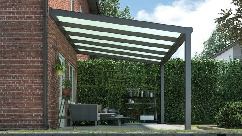 Vista laterale di una Veranda moderna antracite 7016, dimensioni 5,06 x 2,5 metri con tetto in vetro opale. Pergola/Gazebo elegante e resistente alle intemperie, ideale per spazi esterni raffinati e confortevoli, offre protezione UV ed è facile da montare.