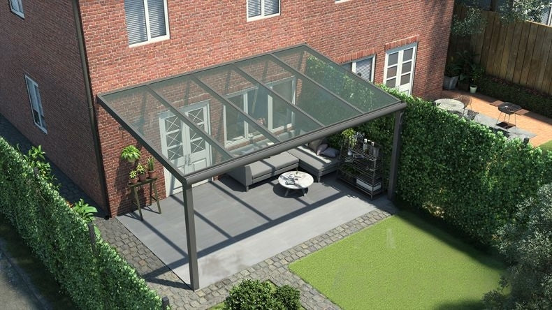 Vista dall'alto di una Veranda moderna antracite 7016, dimensioni 5,06 x 2,5 metri con tetto in vetro trasparente. Pergola/Gazebo elegante e resistente alle intemperie, ideale per spazi esterni raffinati e confortevoli, offre protezione UV ed è facile da montare.