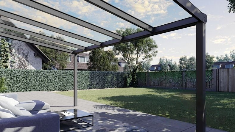 Vista Inferiore di una Veranda moderna antracite 7016, dimensioni 5,06 x 2,5 metri con tetto in vetro trasparente. Pergola/Gazebo elegante e resistente alle intemperie, ideale per spazi esterni raffinati e confortevoli, offre protezione UV ed è facile da montare.