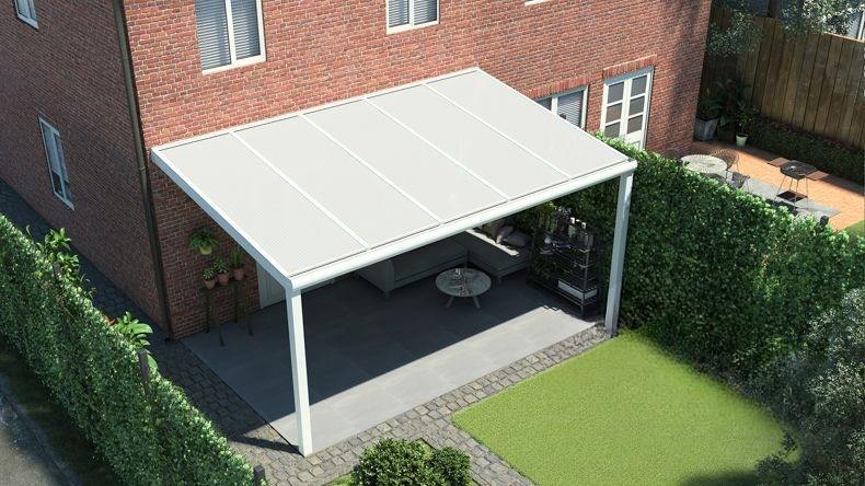 Vista dall'alto di una Veranda moderna bianco 9016, dimensioni 5,06 x 2,5 metri con tetto in policarbonato opale. Pergola/Gazebo elegante e resistente alle intemperie, ideale per spazi esterni raffinati e confortevoli, offre protezione UV ed è facile da montare.