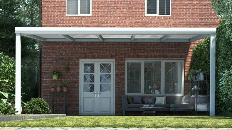 Vista Frontale di una Veranda moderna bianco 9016, dimensioni 5,06 x 2,5 metri con tetto in policarbonato opale. Pergola/Gazebo elegante e resistente alle intemperie, ideale per spazi esterni raffinati e confortevoli, offre protezione UV ed è facile da montare.