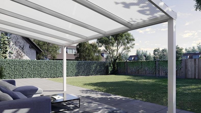 Vista Inferiore di una Veranda moderna bianco 9016, dimensioni 5,06 x 2,5 metri con tetto in policarbonato opale. Pergola/Gazebo elegante e resistente alle intemperie, ideale per spazi esterni raffinati e confortevoli, offre protezione UV ed è facile da montare.