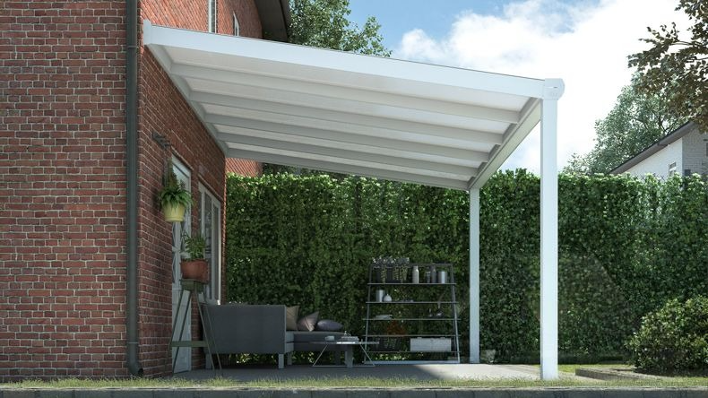 Vista laterale di una Veranda moderna bianco 9016, dimensioni 5,06 x 2,5 metri con tetto in policarbonato opale. Pergola/Gazebo elegante e resistente alle intemperie, ideale per spazi esterni raffinati e confortevoli, offre protezione UV ed è facile da montare.