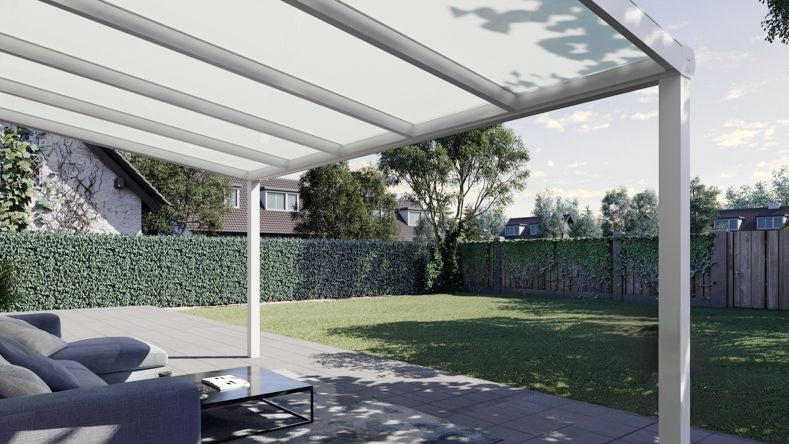 Vista Inferiore di una Veranda moderna bianco 9016, dimensioni 5,06 x 2,5 metri con tetto in vetro opale. Pergola/Gazebo elegante e resistente alle intemperie, ideale per spazi esterni raffinati e confortevoli, offre protezione UV ed è facile da montare.