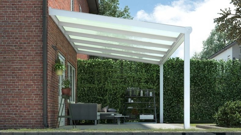 Vista laterale di una Veranda moderna bianco 9016, dimensioni 5,06 x 2,5 metri con tetto in vetro opale. Pergola/Gazebo elegante e resistente alle intemperie, ideale per spazi esterni raffinati e confortevoli, offre protezione UV ed è facile da montare.