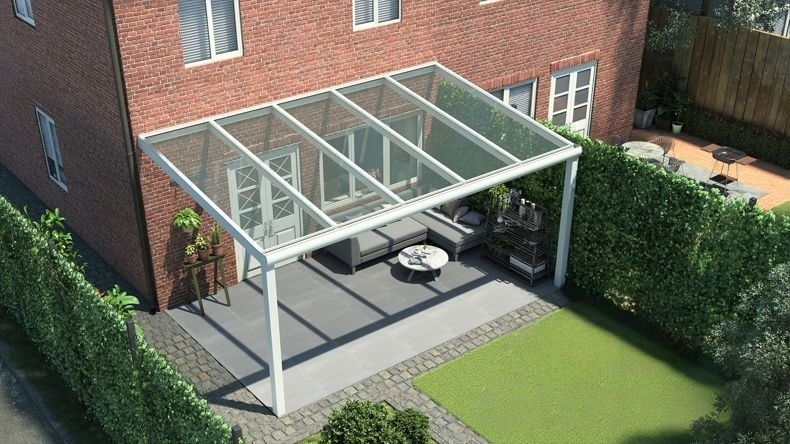 Vista dall'alto di una Veranda moderna bianco 9016, dimensioni 5,06 x 2,5 metri con tetto in vetro trasparente. Pergola/Gazebo elegante e resistente alle intemperie, ideale per spazi esterni raffinati e confortevoli, offre protezione UV ed è facile da montare.