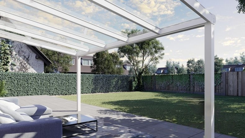 Vista Inferiore di una Veranda moderna bianco 9016, dimensioni 5,06 x 2,5 metri con tetto in vetro trasparente. Pergola/Gazebo elegante e resistente alle intemperie, ideale per spazi esterni raffinati e confortevoli, offre protezione UV ed è facile da montare.