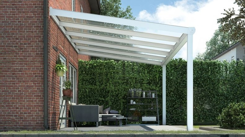 Vista laterale di una Veranda moderna bianco 9016, dimensioni 5,06 x 2,5 metri con tetto in vetro trasparente. Pergola/Gazebo elegante e resistente alle intemperie, ideale per spazi esterni raffinati e confortevoli, offre protezione UV ed è facile da montare.