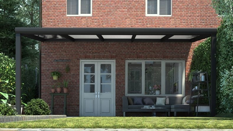 Vista Frontale di una Veranda moderna nero 9005, dimensioni 5,06 x 2,5 metri con tetto in policarbonato opale. Pergola/Gazebo elegante e resistente alle intemperie, ideale per spazi esterni raffinati e confortevoli, offre protezione UV ed è facile da montare.