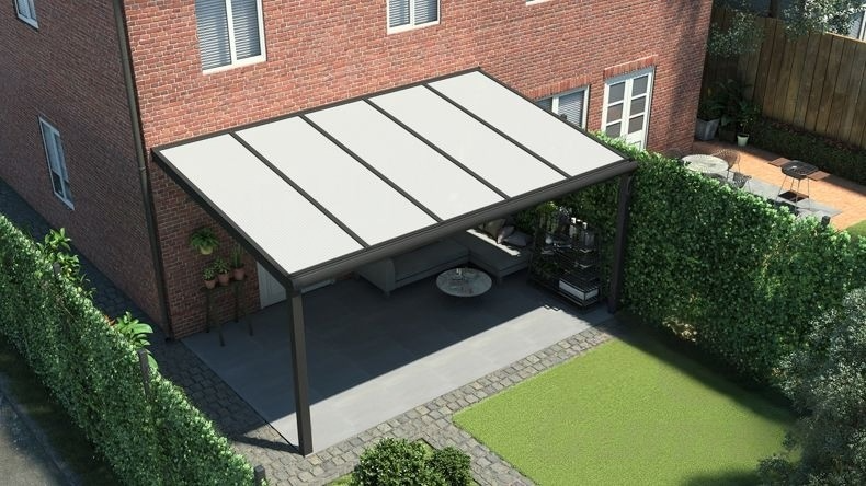 Vista dall'alto di una Veranda moderna nero 9005, dimensioni 5,06 x 2,5 metri con tetto in policarbonato opale. Pergola/Gazebo elegante e resistente alle intemperie, ideale per spazi esterni raffinati e confortevoli, offre protezione UV ed è facile da montare.