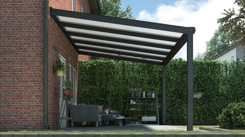 Vista laterale di una Veranda moderna nero 9005, dimensioni 5,06 x 2,5 metri con tetto in policarbonato opale. Pergola/Gazebo elegante e resistente alle intemperie, ideale per spazi esterni raffinati e confortevoli, offre protezione UV ed è facile da montare.