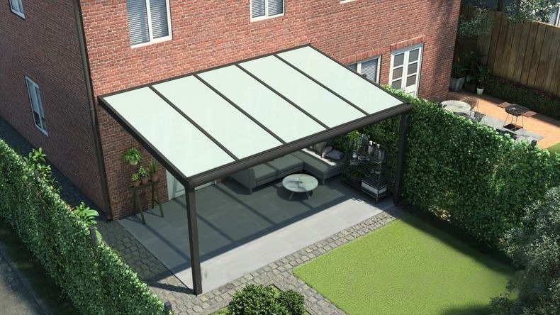 Vista dall'alto di una Veranda moderna nero 9005, dimensioni 5,06 x 2,5 metri con tetto in vetro opale. Pergola/Gazebo elegante e resistente alle intemperie, ideale per spazi esterni raffinati e confortevoli, offre protezione UV ed è facile da montare.