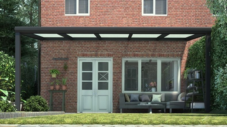 Vista Frontale di una Veranda moderna nero 9005, dimensioni 5,06 x 2,5 metri con tetto in vetro opale. Pergola/Gazebo elegante e resistente alle intemperie, ideale per spazi esterni raffinati e confortevoli, offre protezione UV ed è facile da montare.