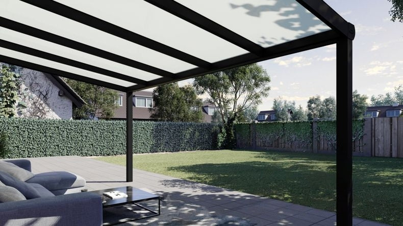 Vista Inferiore di una Veranda moderna nero 9005, dimensioni 5,06 x 2,5 metri con tetto in vetro opale. Pergola/Gazebo elegante e resistente alle intemperie, ideale per spazi esterni raffinati e confortevoli, offre protezione UV ed è facile da montare.