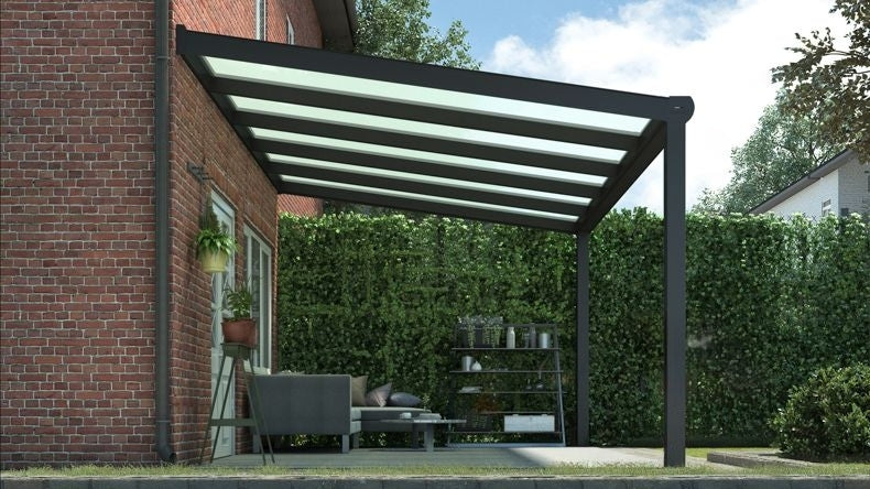 Vista laterale di una Veranda moderna nero 9005, dimensioni 5,06 x 2,5 metri con tetto in vetro opale. Pergola/Gazebo elegante e resistente alle intemperie, ideale per spazi esterni raffinati e confortevoli, offre protezione UV ed è facile da montare.