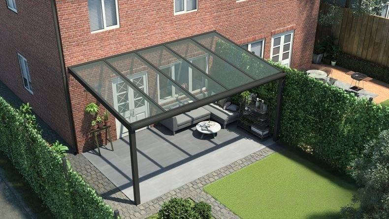 Vista laterale di una Veranda moderna nero 9005, dimensioni 6,06 x 2,5 metri con tetto in vetro trasparente. Pergola/Gazebo elegante e resistente alle intemperie, ideale per spazi esterni raffinati e confortevoli, offre protezione UV ed è facile da montare.