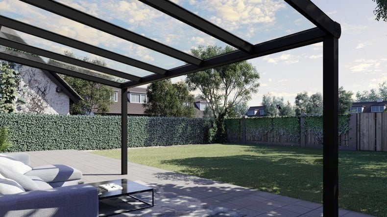 Vista tetto di una Veranda moderna nero 9005, dimensioni 6,06 x 2,5 metri con tetto in vetro trasparente. Pergola/Gazebo elegante e resistente alle intemperie, ideale per spazi esterni raffinati e confortevoli, offre protezione UV ed è facile da montare.