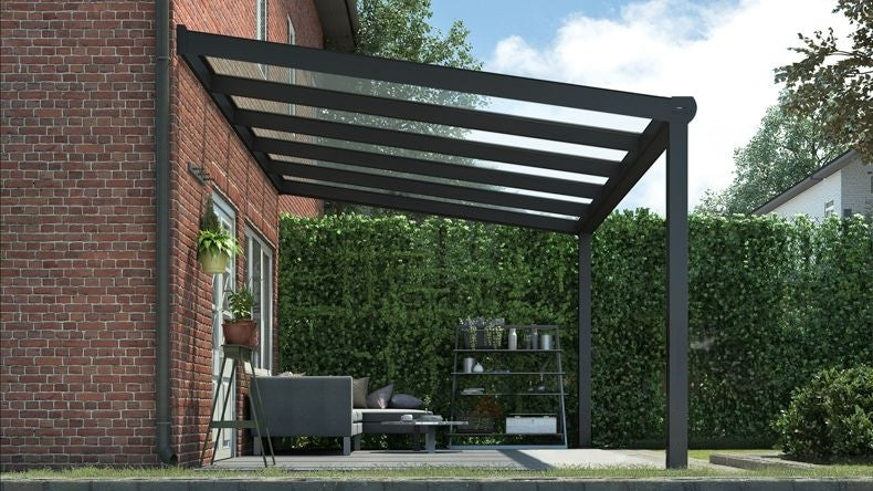 Vista Inferiore di una Veranda moderna nero 9005, dimensioni 6,06 x 2,5 metri con tetto in vetro trasparente. Pergola/Gazebo elegante e resistente alle intemperie, ideale per spazi esterni raffinati e confortevoli, offre protezione UV ed è facile da montare.